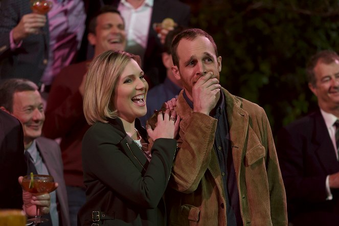 Grace and Frankie - The Bachelor Party - Photos - June Diane Raphael, Ethan Embry