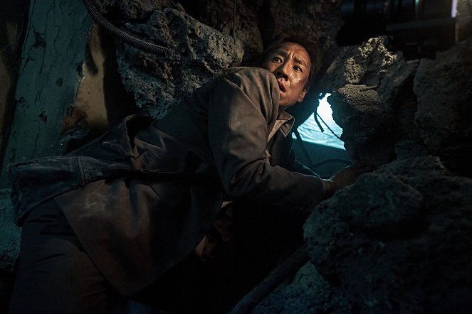 The Attack - Enter the Bunker - Photos - Sun-kyun Lee