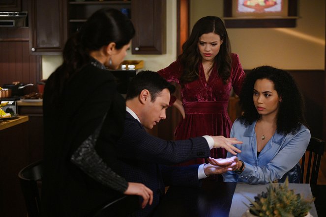 Charmed - Touched by a Demon - Photos - Rupert Evans, Sarah Jeffery, Madeleine Mantock