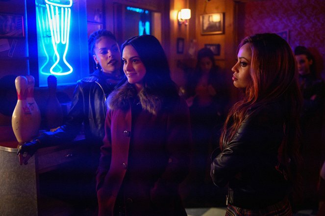 Riverdale - Chapter Forty-Nine: Fire Walk with Me - Photos - Bernadette Beck, Camila Mendes, Vanessa Morgan