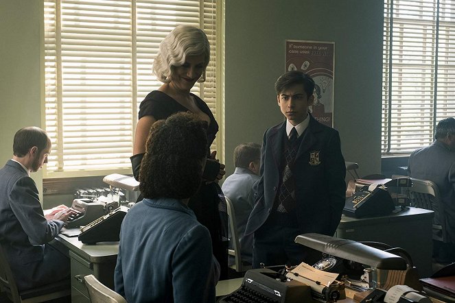 The Umbrella Academy - The Day That Wasn't - Photos - Kate Walsh, Aidan Gallagher