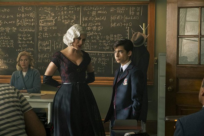The Umbrella Academy - The Day That Wasn't - Photos - Kate Walsh, Aidan Gallagher