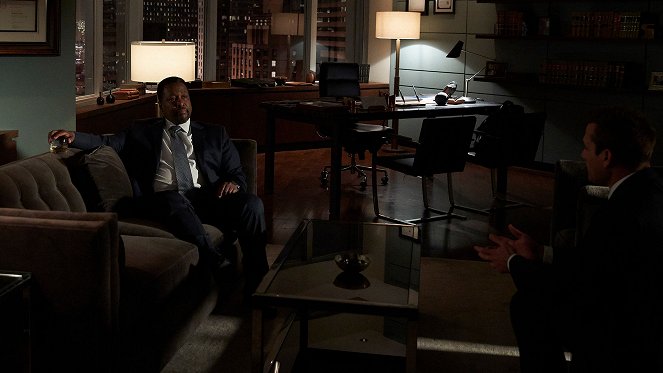 Suits - Motion to Delay - Van film - Wendell Pierce