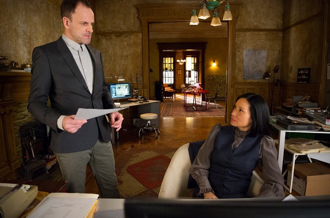 Elementary - The Worms Crawl In, The Worms Crawl Out - De la película - Jonny Lee Miller, Lucy Liu