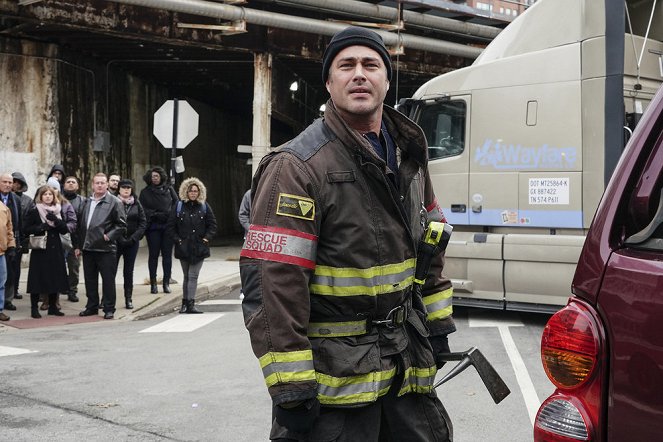 Chicago Fire - Inside These Walls - Van film - Taylor Kinney