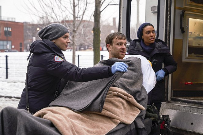 Chicago Fire - Co kto widział - Z filmu - Kara Killmer, Annie Ilonzeh