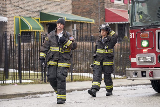 Chicago Fire - Jego wina - Z filmu - Jesse Spencer, Miranda Rae Mayo