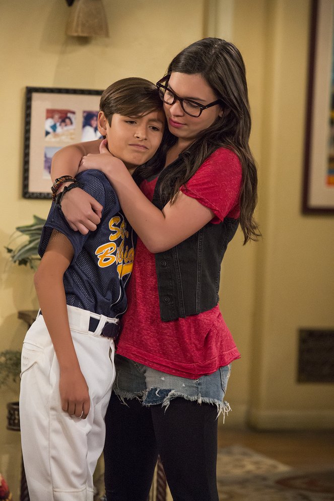 One Day at a Time - Hold, Please - Photos - Marcel Ruiz, Isabella Gomez