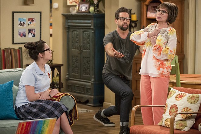 One Day at a Time - Season 2 - The Turn - Photos - Isabella Gomez, Todd Grinnell, Rita Moreno