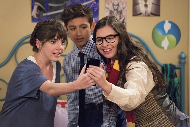 One Day at a Time - Season 2 - Locked Down - Photos - Marcel Ruiz, Isabella Gomez