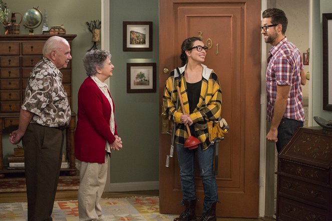 One Day at a Time - Wojny magazynowe - Z filmu - Isabella Gomez, Todd Grinnell
