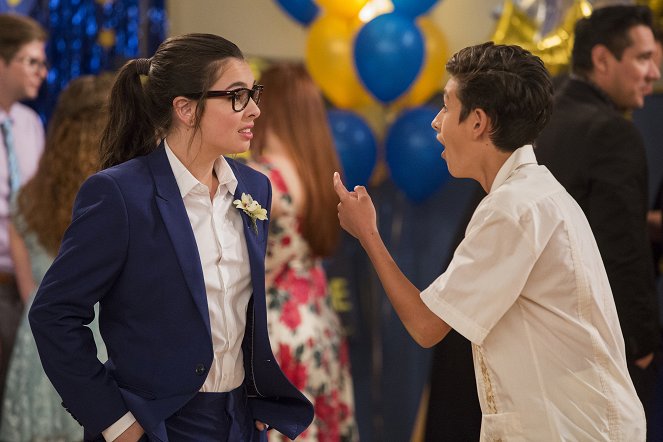 One Day at a Time - Homecoming - Photos - Isabella Gomez, Marcel Ruiz
