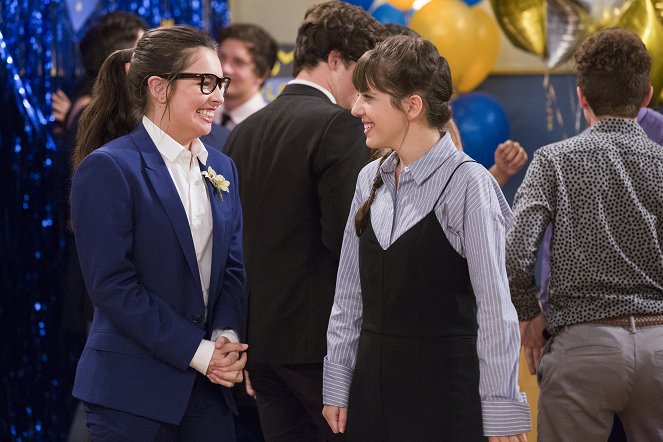 One Day at a Time - Homecoming - Van film - Isabella Gomez
