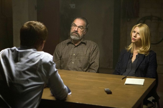 Homeland - Two Hats - Photos - Mandy Patinkin, Claire Danes