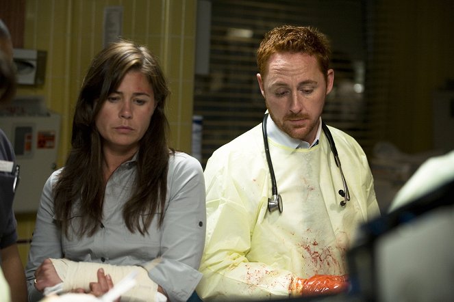 ER - Season 15 - Life After Death - Photos - Maura Tierney, Scott Grimes