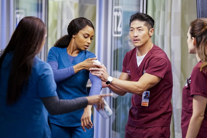 Chicago Med - Ceux qui sont seuls - Film - Yaya DaCosta, Brian Tee