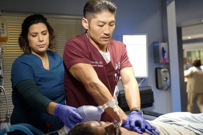 Chicago Med - Who Can You Trust - Photos - Lorena Diaz, Brian Tee
