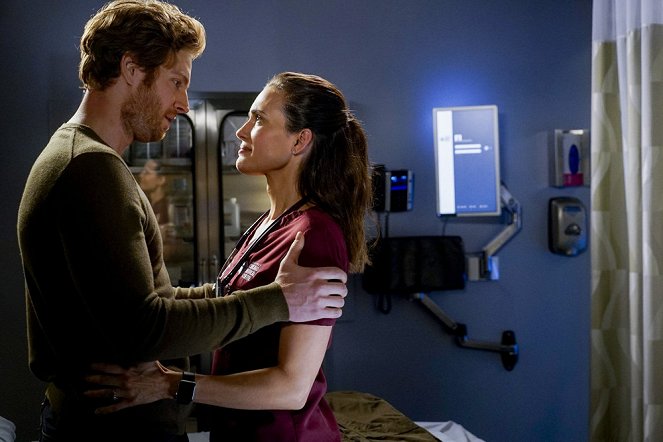 Chicago Med - The Things We Do - Photos - Nick Gehlfuss, Torrey DeVitto