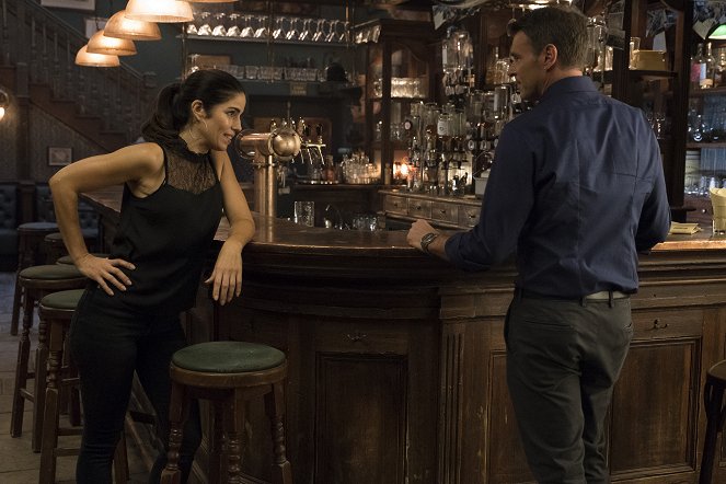 Whiskey Cavalier - The Czech List - De la película - Ana Ortiz, Scott Foley