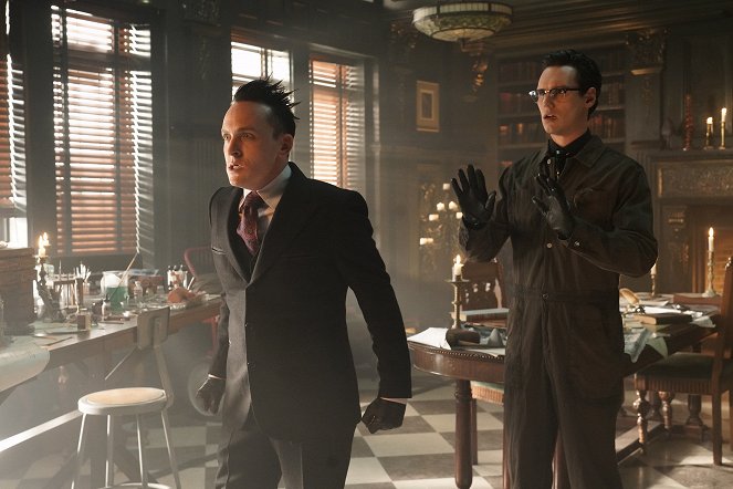 Gotham - Nothing's Shocking - Photos - Robin Lord Taylor, Cory Michael Smith