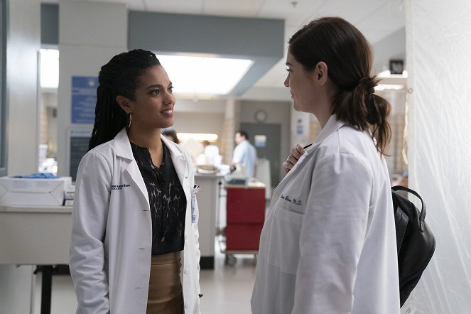New Amsterdam - A Seat at the Table - Van film - Freema Agyeman, Janet Montgomery