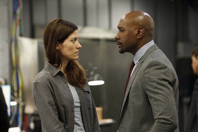 The Enemy Within - Pilot - Photos - Jennifer Carpenter, Morris Chestnut