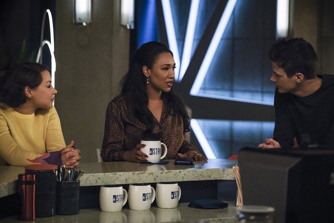 The Flash - Failure is an Orphan - Photos - Jessica Parker Kennedy, Danielle Panabaker, Grant Gustin