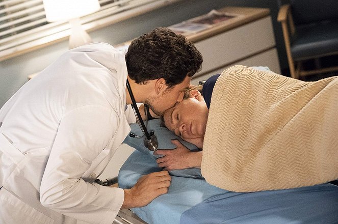 Grey's Anatomy - Die jungen Ärzte - Season 15 - Überdosis - Filmfotos - Giacomo Gianniotti, Ellen Pompeo