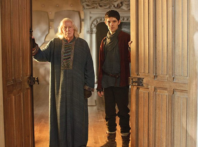 Merlin – Die neuen Abenteuer - Season 4 - Tödlicher Geburtstag - Filmfotos - Richard Wilson, Bradley James