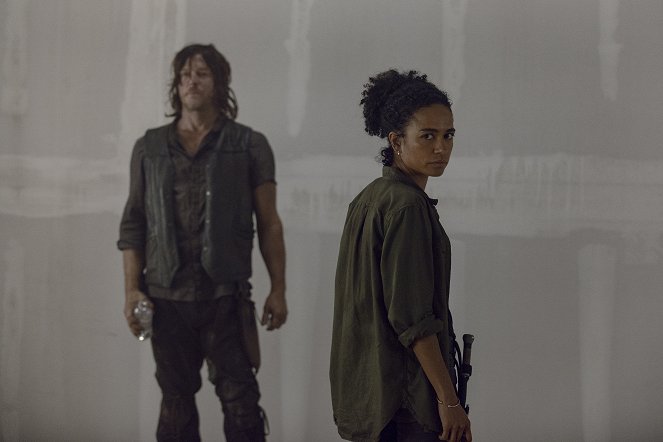 Živí mrtví - Zúžené místo - Z filmu - Norman Reedus, Lauren Ridloff