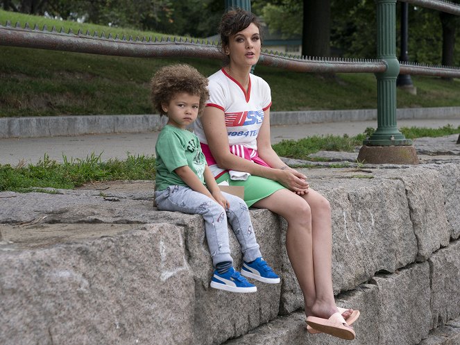 SMILF - Season 2 - Should Mothers Incur Loss Financially? - Photos - Frankie Shaw