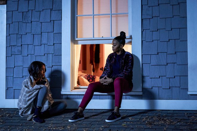 Black Lightning - The Book of the Apocalypse: Chapter One: The Alpha - Van film - China Anne McClain, Nafessa Williams