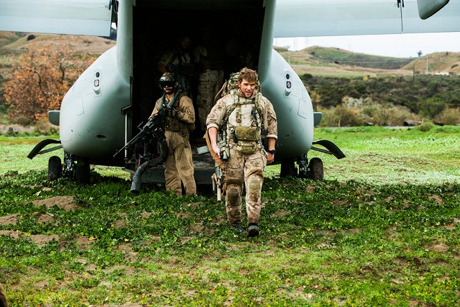 SEAL Team - Season 2 - You Only Die Once - Forgatási fotók - Max Thieriot