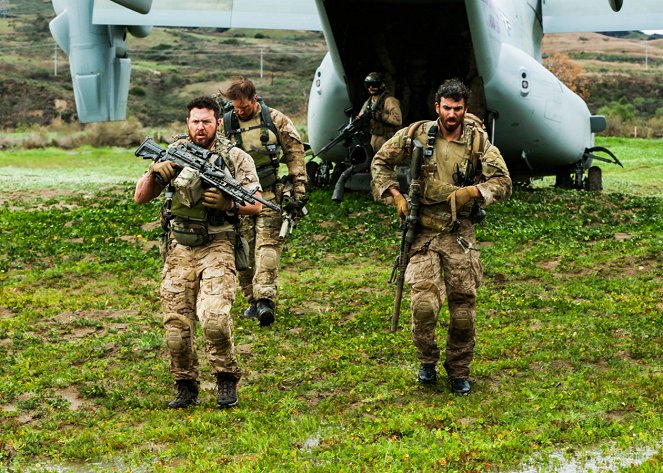 SEAL Team - Season 2 - You Only Die Once - Forgatási fotók - A. J. Buckley, Justin Melnick