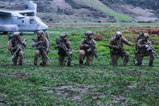 SEAL Team - Season 2 - You Only Die Once - Del rodaje - Tyler Grey, Justin Melnick, Neil Brown Jr., A. J. Buckley, David Boreanaz, Max Thieriot