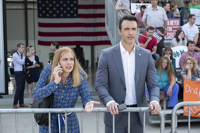 Veep - Iowa - Photos - Anna Chlumsky, Reid Scott