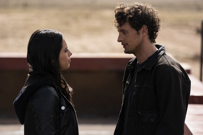 Roswell, New Mexico - Barely Breathing - Photos - Jeanine Mason, Michael Vlamis