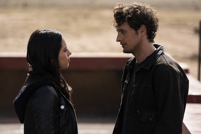 Roswell, New Mexico - Season 1 - Barely Breathing - Photos - Jeanine Mason, Michael Vlamis