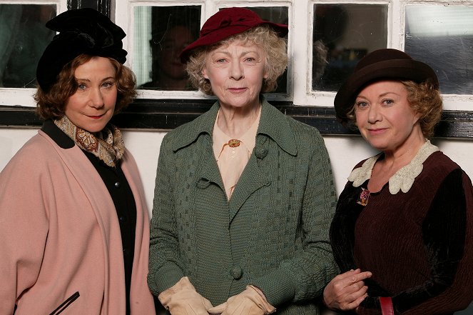 Agatha Christie's Marple - Ein Mord wird angekündigt - Werbefoto - Zoë Wanamaker, Geraldine McEwan, Elaine Paige