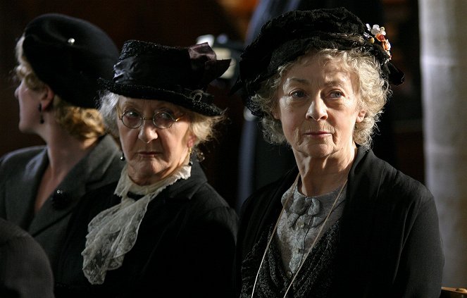 Agatha Christie's Marple - The Moving Finger - Photos - Thelma Barlow, Geraldine McEwan