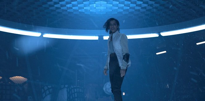 Lost in Space - Season 1 - Diamonds in the Sky - Photos - Taylor Russell