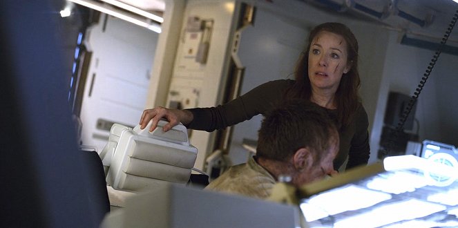 Lost in Space - Infestation - Van film - Molly Parker