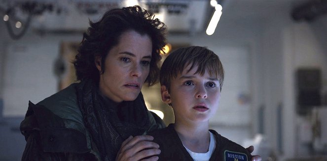 Lost in Space - Season 1 - Transmission - Photos - Parker Posey, Maxwell Jenkins