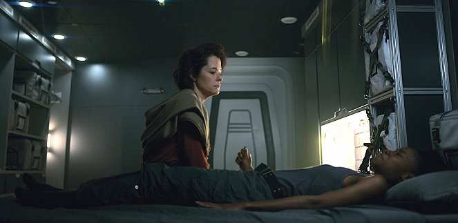 Lost in Space - Eulogy - Photos - Parker Posey, Sibongile Mlambo