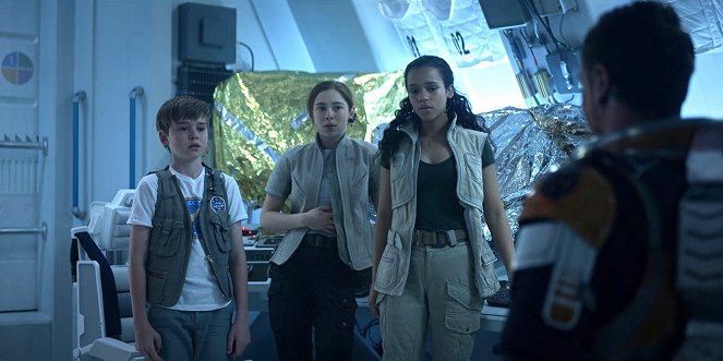 Lost in Space - Season 1 - Trajectory - Photos - Maxwell Jenkins, Mina Sundwall, Taylor Russell