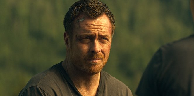 Lost in Space - Season 1 - Trajectory - Photos - Toby Stephens