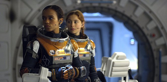 Lost in Space - Danger, Will Robinson - Photos - Taylor Russell, Mina Sundwall