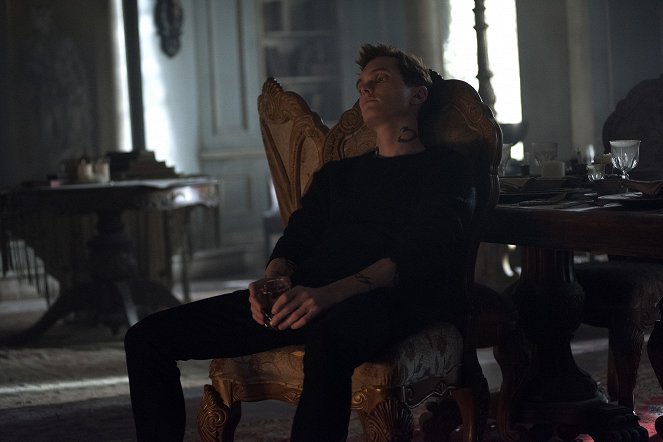 Shadowhunters: The Mortal Instruments - A Kiss from a Rose - Photos - Luke Baines