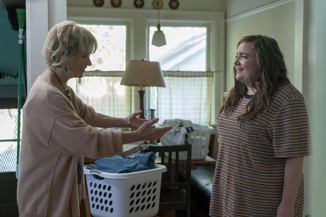 Shrill - Date - De la película - Julia Sweeney, Aidy Bryant