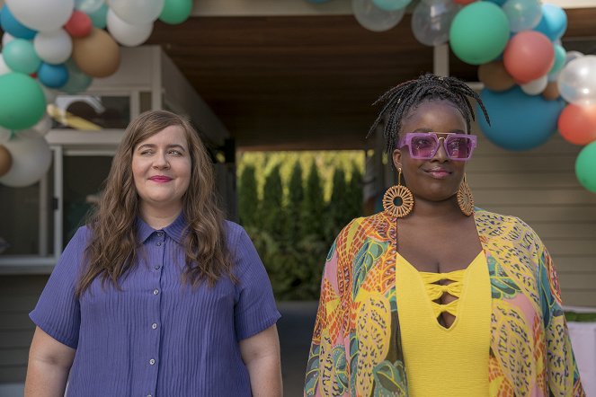 Shrill - Pool Party - Film - Aidy Bryant, Lolly Adefope